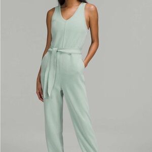 Lululemon Ease of it All V-Neck Jumpsuit size 2 doesn’t come with waist tie.
